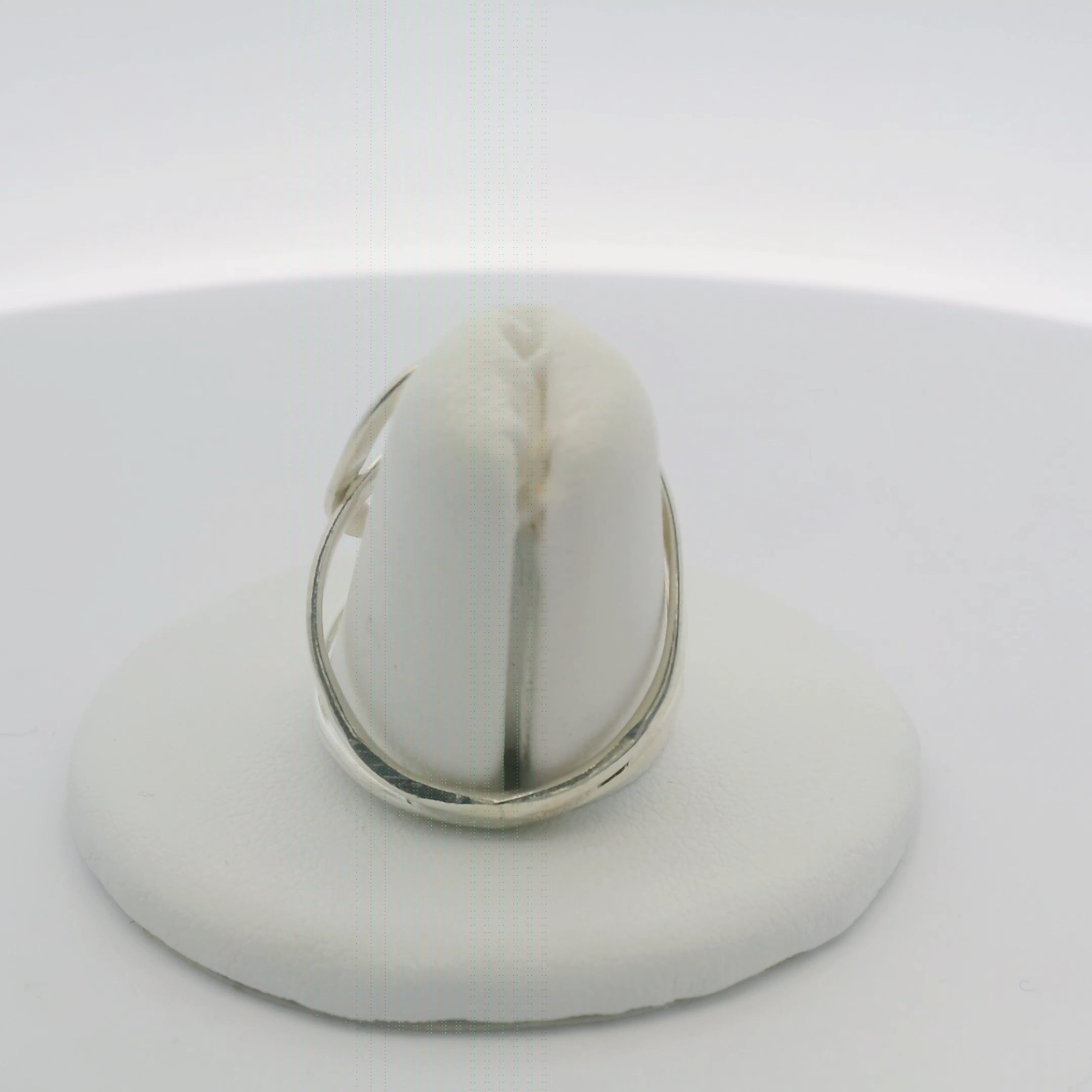 Contemporary Silver Ring Mount with Intertwined Bands