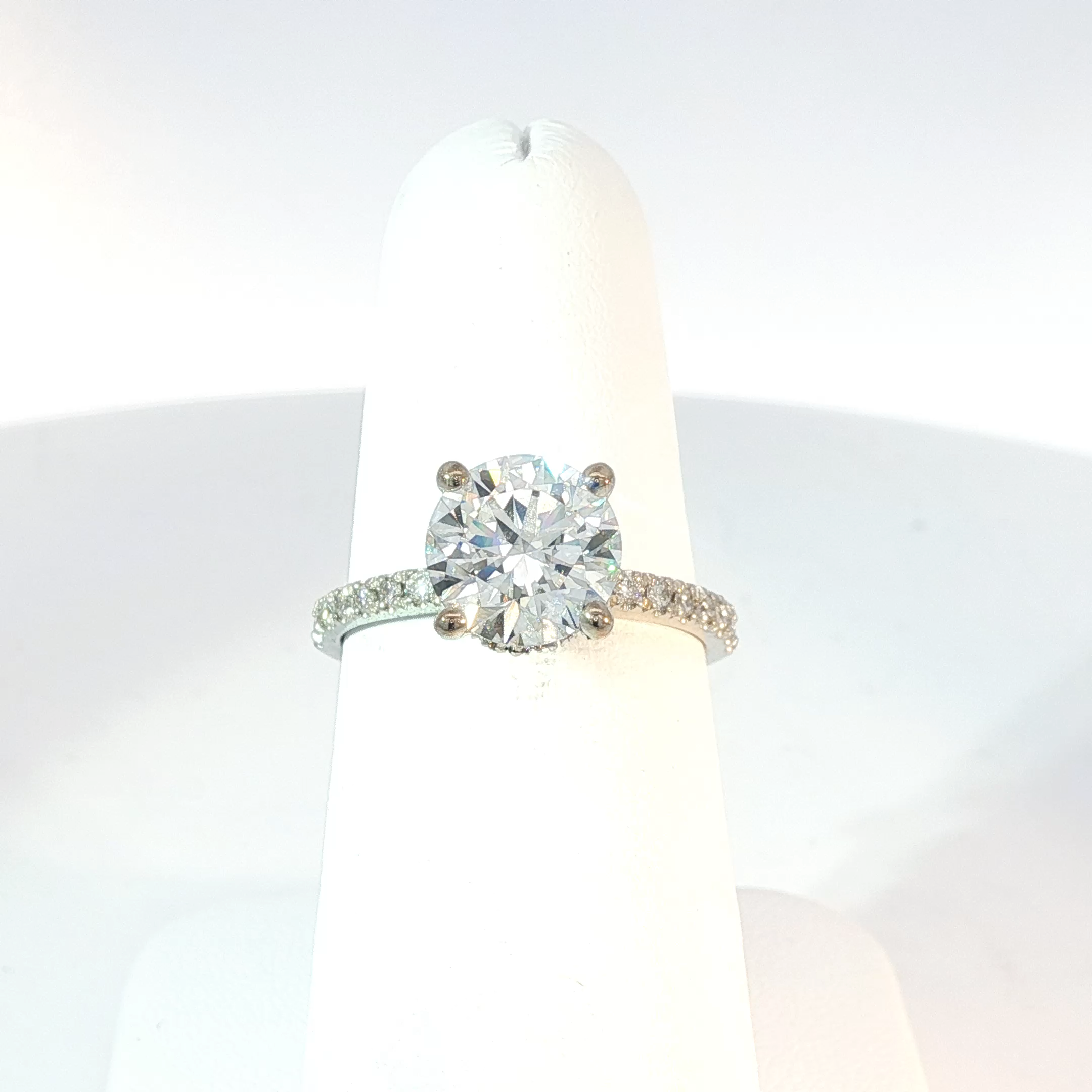 Engagement Ring with Round Brilliant Cut Diamond