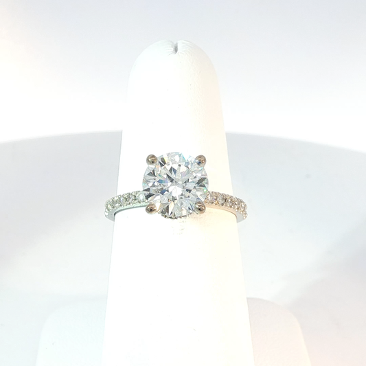 Engagement Ring with Round Brilliant Cut Diamond