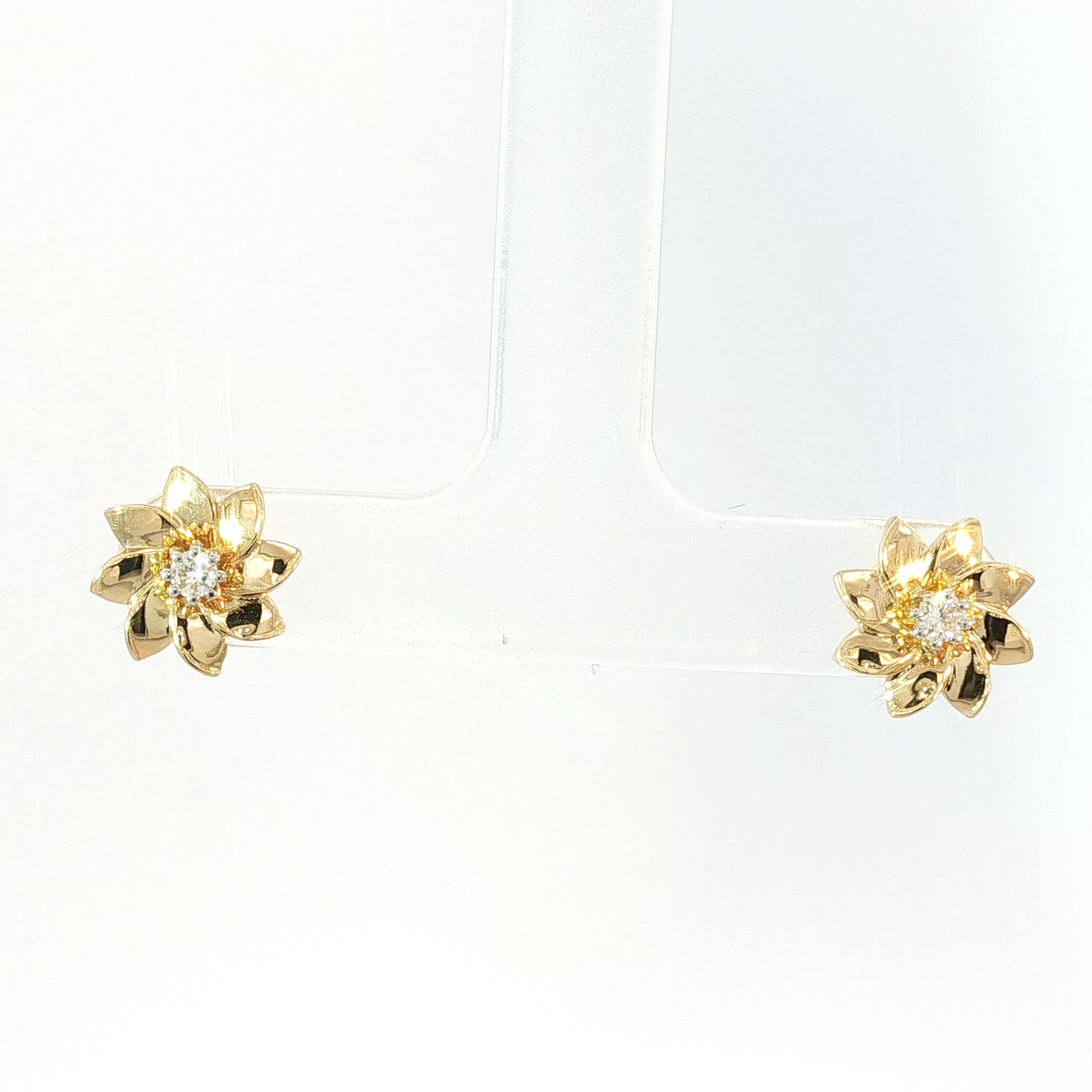Yellow Gold Stud Earrings with Round Brilliant Diamond