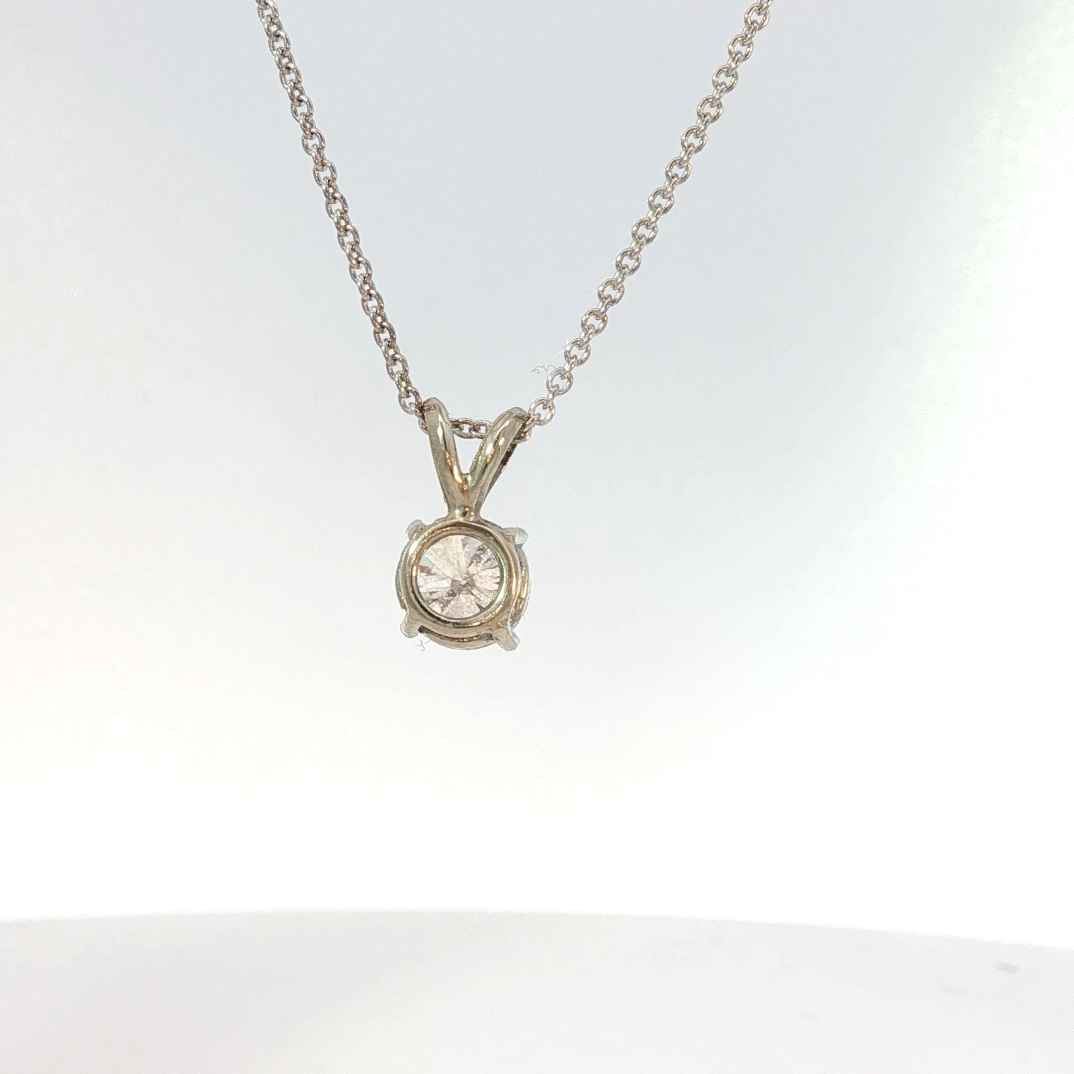 Rounnd Diamond Solitaire Pendant