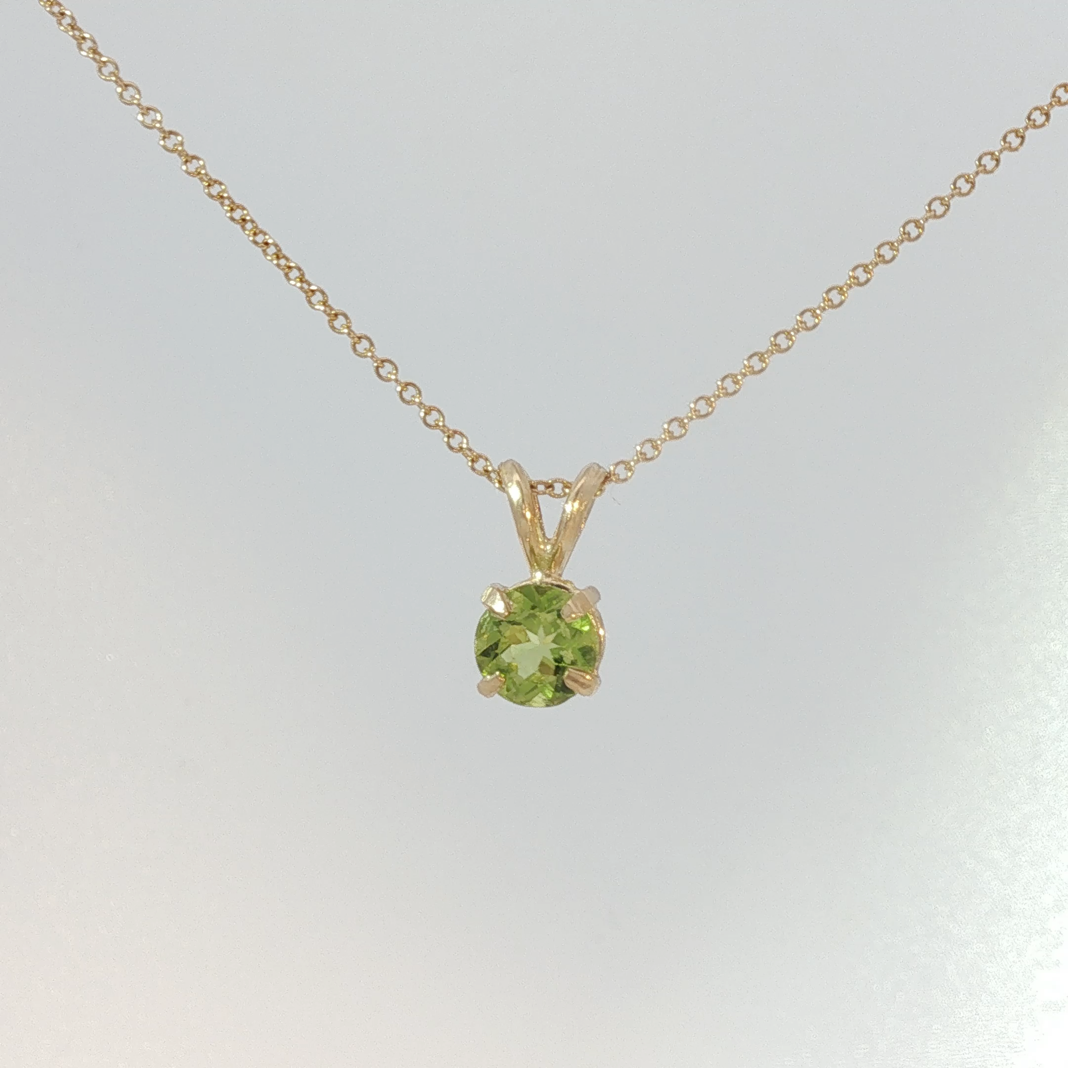 Round Cut Peridot Solitaire Pendant in Yellow Gold