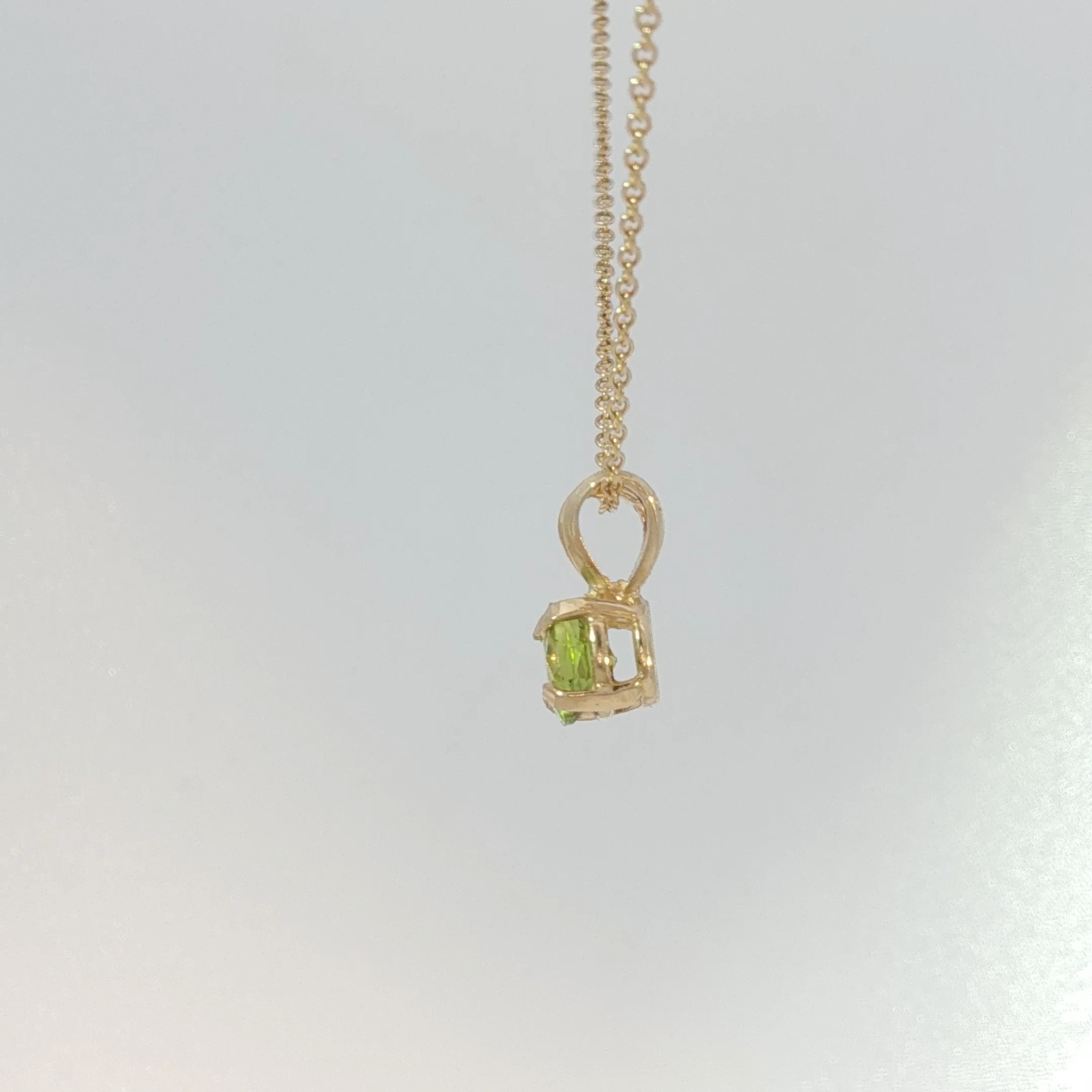 Round Cut Peridot Solitaire Pendant in Yellow Gold