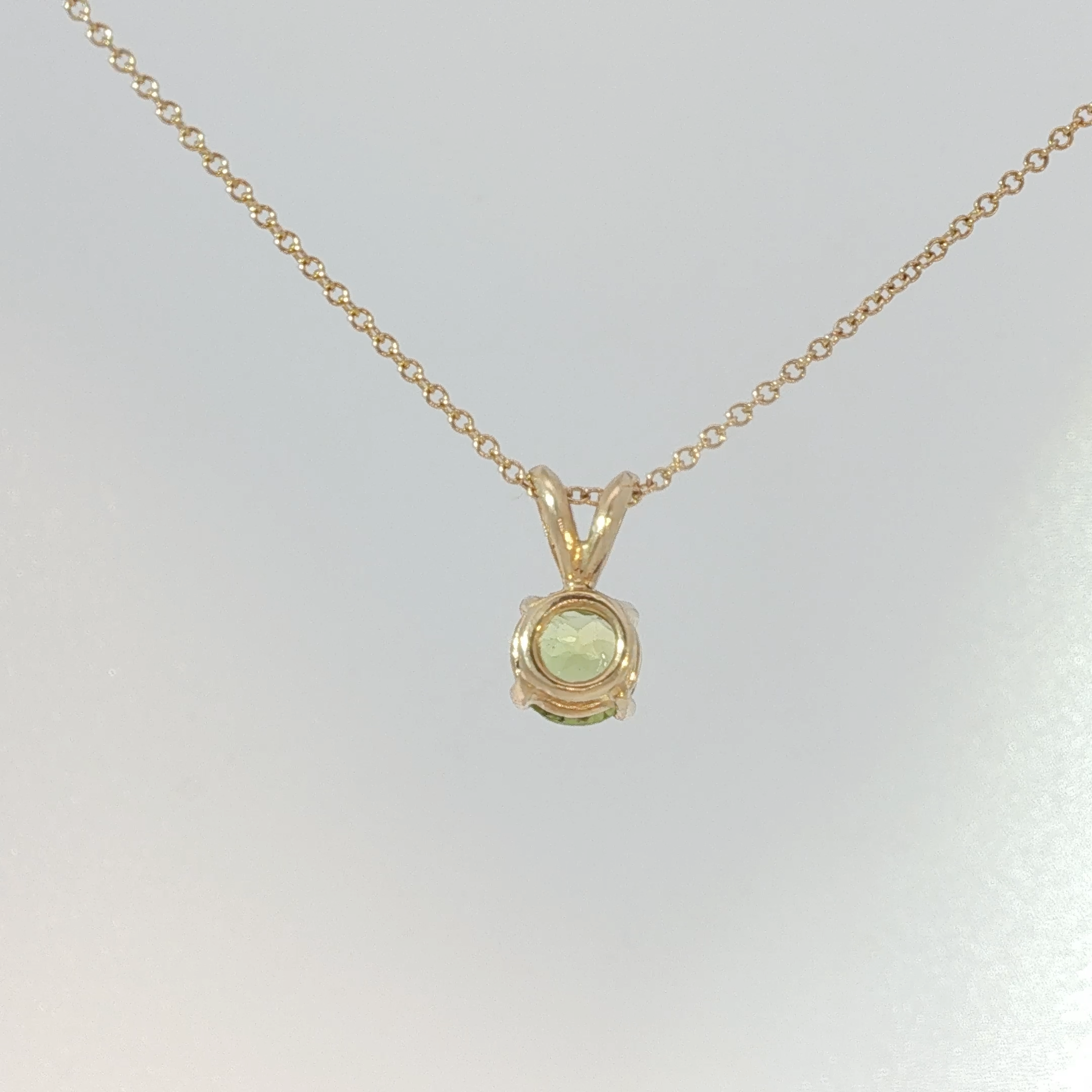 Round Cut Peridot Solitaire Pendant in Yellow Gold