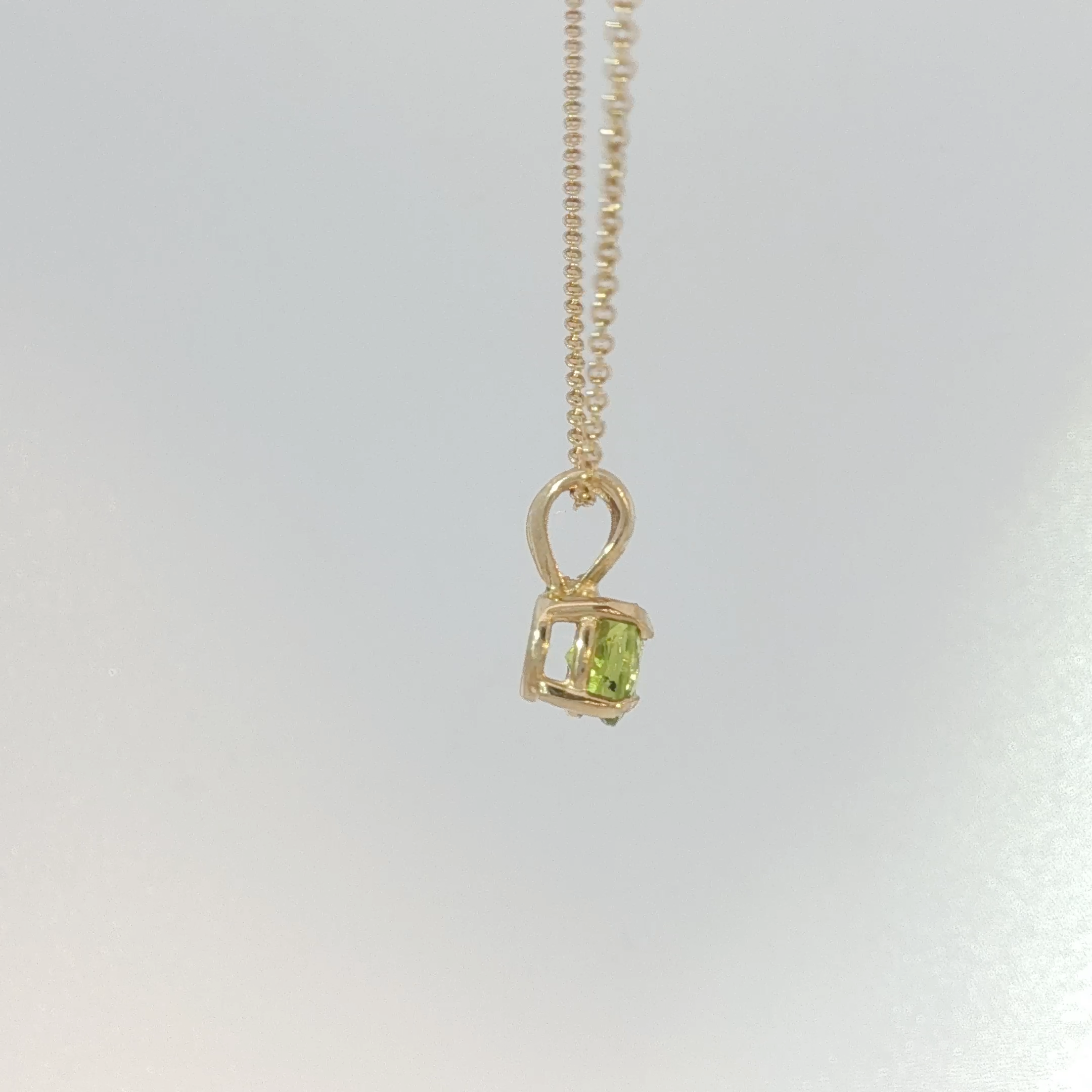 Round Cut Peridot Solitaire Pendant in Yellow Gold