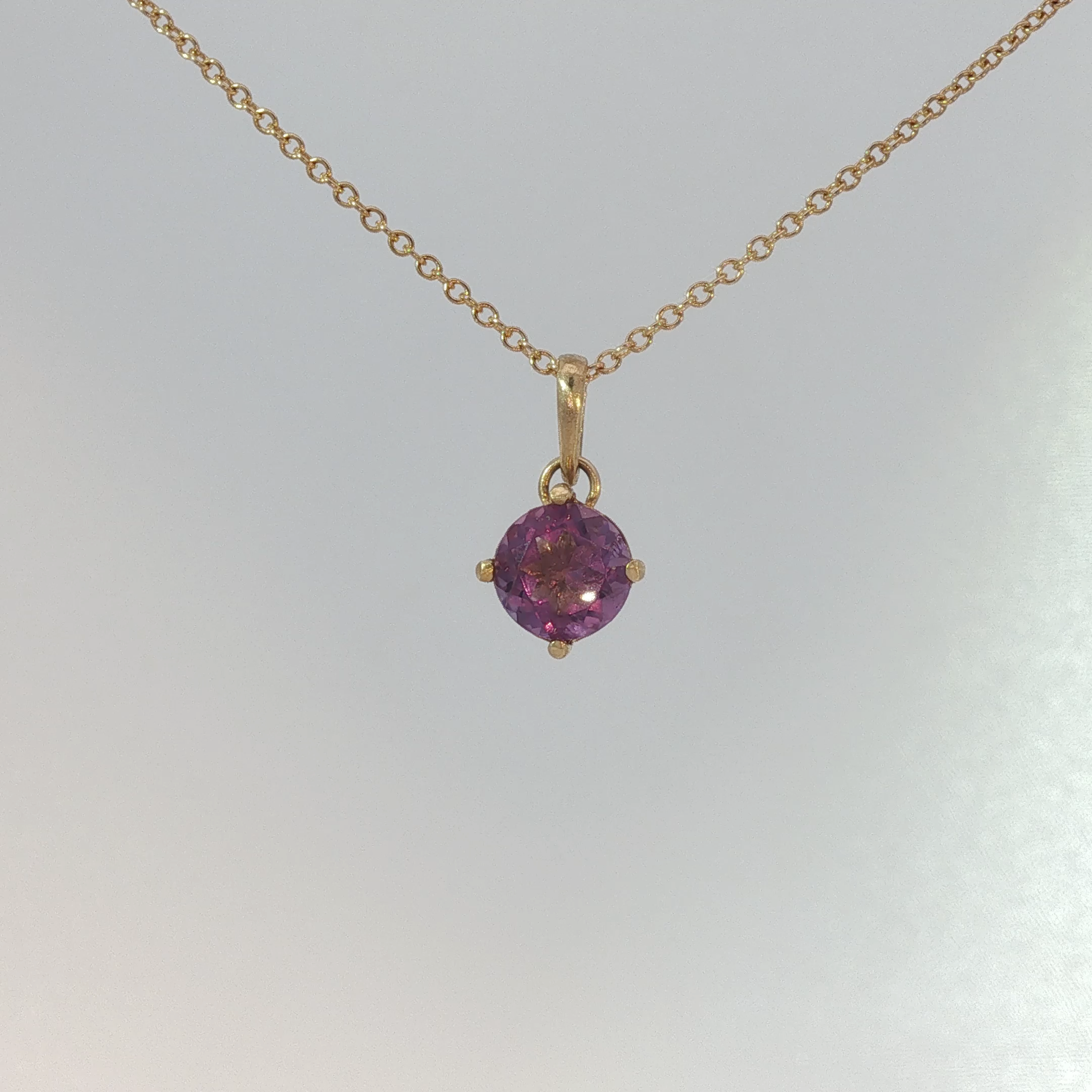 Round Amethyst Solitaire Pendant Necklace in Yellow Gold