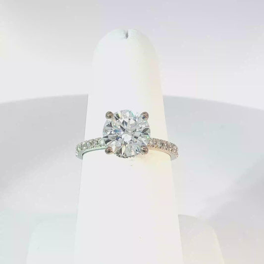 Engagement Ring with Round Brilliant Cut Diamond