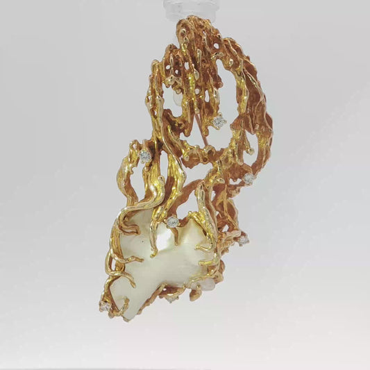 Yellow Gold Brooch with Baroque Pearl